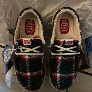 Hey dude women’s size 7-8 Wendy confetty plaid- Green & Red fuzzy slippers